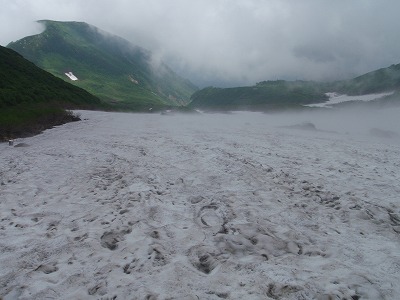 残雪たっぷりのヒルバオ雪渓(上から下を見る)