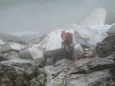 IMG_1060-s.JPG (129.13 KiB) 閲覧された回数 8870 回 崩落ブロックの中を行く