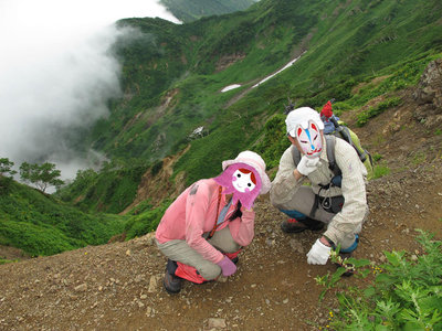 IMG_1143.JPG.jpg (175.11 KiB) 閲覧された回数 8870 回 お疲れさん! バックは登った尾根とたんぽぽ平