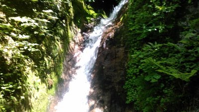 とい状滝-KIMG0236.jpg (131.17 KiB) 閲覧された回数 7862 回 樋状滝50m