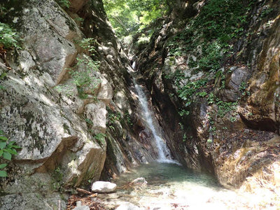 P6100016.jpg (117.43 KiB) 閲覧された回数 6319 回 ゴルジュ内の滝