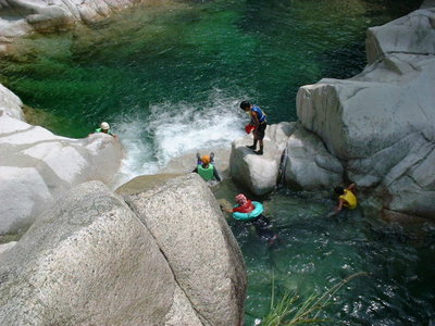 ● 浮輪を着ければだいじょう美だね、姪っこ孫と遊んだ１０年のことだ