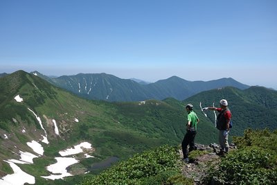 幌尻岳の肩から七ツ沼カールを見る