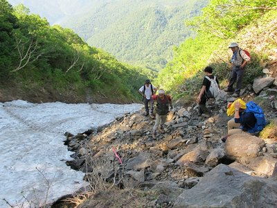 IMG_6079.jpg (335.09 KiB) 閲覧された回数 4673 回 雪渓をトラバースしたところ