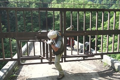 いこい橋のゲートをくぐる