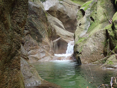 P7090088.jpg (101.24 KiB) 閲覧された回数 4149 回 七ツ釜の滝