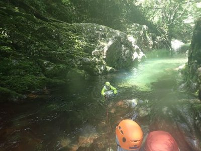 ロープで引かれる次郎さん