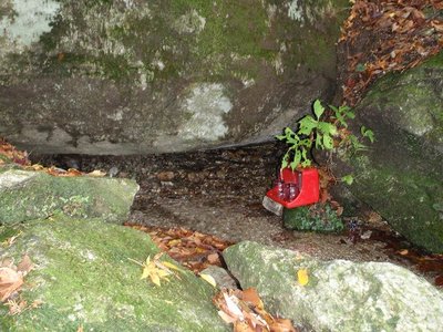 大岩の下から湧く清水