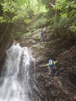 大岩の2段8m滝をフリーで登る亀仙人