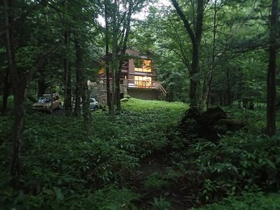 P8193439.jpg (294.81 KiB) 閲覧された回数 7684 回 林の中の山小屋