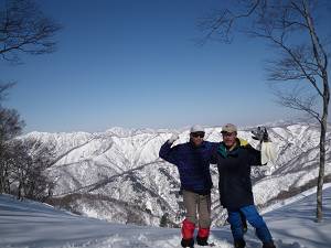 奥美濃の山々を背景に