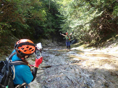 なめではしゃぐ人