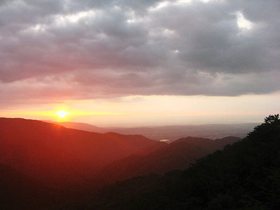 照らす.JPG (48.28 KiB) 閲覧された回数 6005 回 ● 日の出光が強くなり万世を照らす、