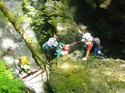 助け合って.JPG (187.12 KiB) 閲覧された回数 8471 回 ● 核心部の滝は助け合ってね