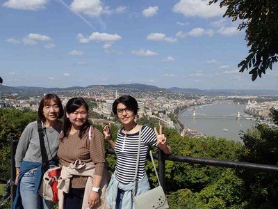 ブダペストで美女３人をエスコート