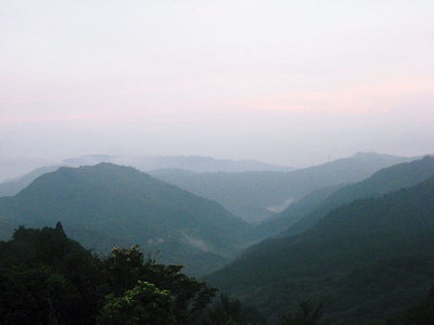 ● 朝のコゴロク谷、西風が集結する石グレ峠なんだよ。