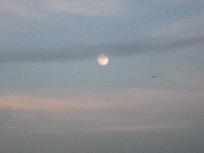 ● 飛行機がお月様に近づいてるよ、ぶつかるなよ