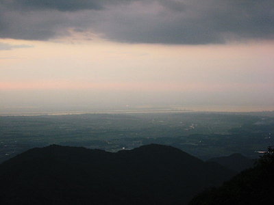 ● 写真よく見れば、海に太陽が写っつてルンだ。好いカメラが欲しくなっｔ来たワン