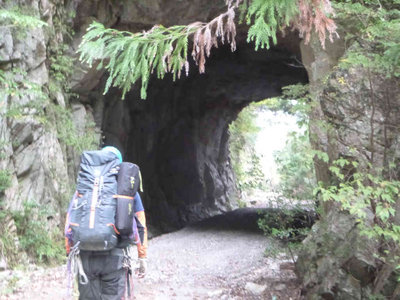 白倉林道の素掘りのトンネル