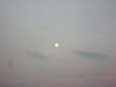 ● マンマルお月様は西のしとねに降りていくよ