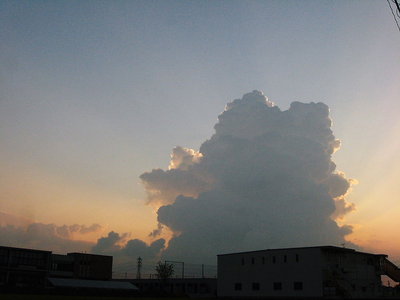 ●　東の空には太陽の神が昇ってくるのさ