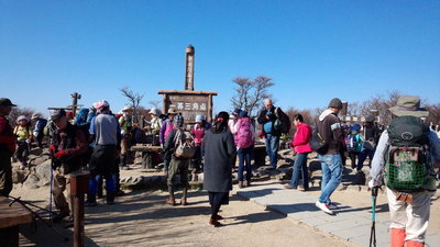 御在所岳三角点の人出