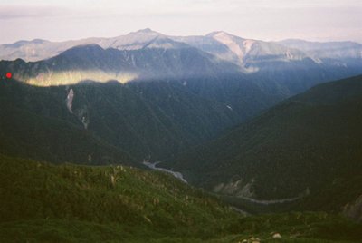 大聖寺平から小渋川を見下ろす（赤丸はビバークポイント）　　　　by写ルンです