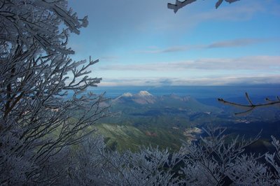 resizeIMGP9045.jpg (180.22 KiB) 閲覧された回数 6280 回 左から、亀山・倶留尊山・高槻山・ガンジ山