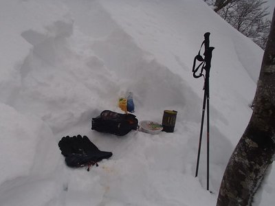 そう、雪山にはぐつぐつうどん！？<br />できかけ雪庇の下で風を避けてまったりと・・・。<br /><br />今日の銀杏峰です。