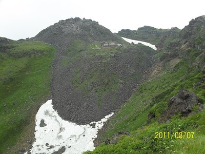 外輪山より御室小屋、大物忌神社、新山を見る