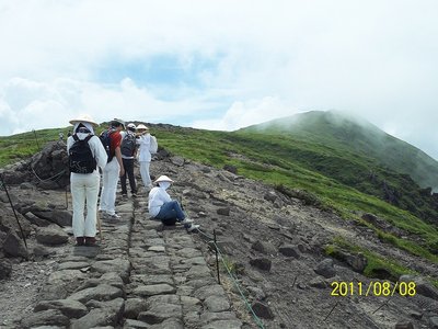 月山山頂への道