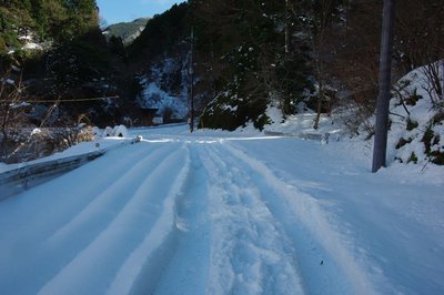 resizeIMGP0093.jpg (162.37 KiB) 閲覧された回数 5695 回 深い轍。左手奥が鞍掛橋。