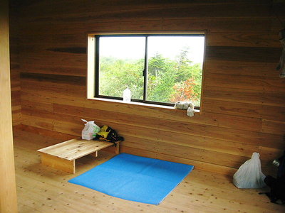 ● 独り占めの小屋、テーブル置いて二晩泊ろう