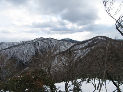 歩いてきた山並みを振り返る！
