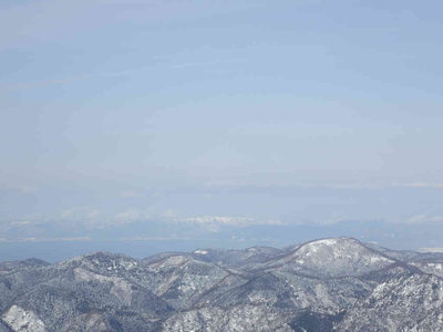 琵琶湖の向こうに比良山系