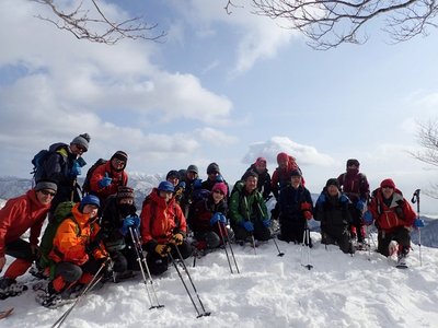 金糞岳をバックに17人衆