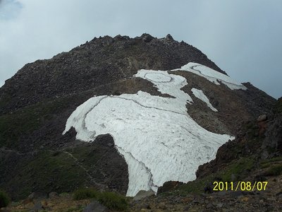 山頂の雪渓