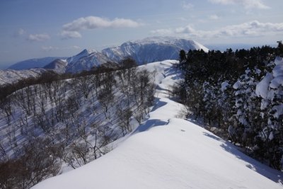 DSC04650.JPG (95.95 KiB) 閲覧された回数 7233 回 美しい雪庇の造形と伊吹山