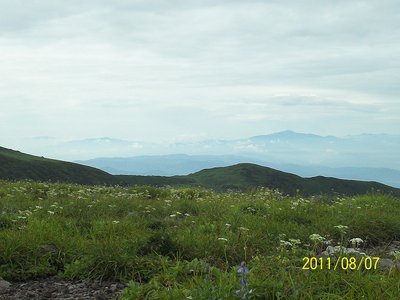 鳥海山から見た月山、朝日連峰、飯豊連峰