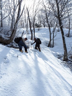 急登を行く山日和氏クロオ氏