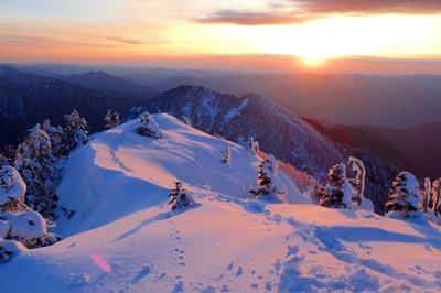 夕日に染まる稜線。