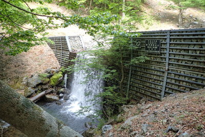 見覚えのない堰堤に遭遇