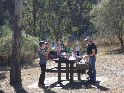 P6230026.jpg (101.11 KiB) 閲覧された回数 6116 回 バーベキューの準備