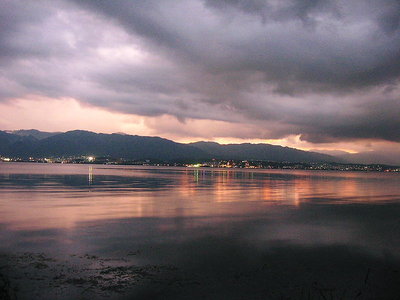 ● 夕暮れだ灯りが灯る、湖面は茜色