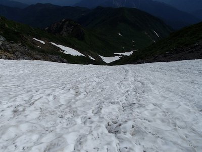 s-P7211073.jpg (81.59 KiB) 閲覧された回数 4642 回 この先にもう一回シリセードのできる急斜面がある。