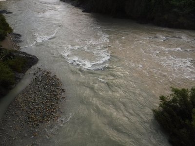 右から蓮ダムの水。下から木梶川の水。濁っている。