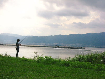 ● 釣りする人、ボートに乗る人平和な庶民だが幸せなんだよナ～