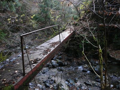 手摺の壊れた橋