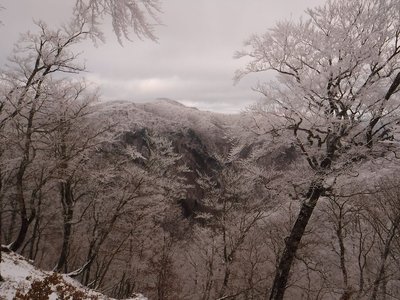 奥峰の上にも厚い雲