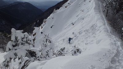 文三ハゲを登る登山者(昨年1月)